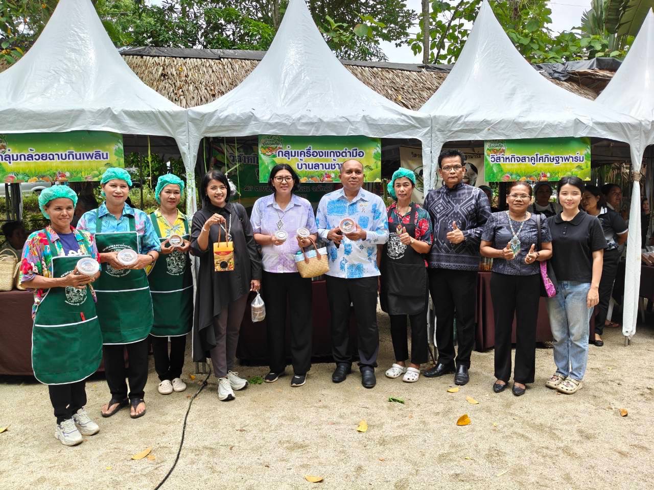 💕พช.เขาชัยสน ร่วมงานมหกรรมความสำเร็จพัฒนาคุณภาพชีวิตฯ หนุนสร้างรายได้จากอาหารปลอดภัย ณ ตลาดใต้โหนด